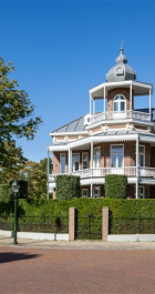 Een oud gebouw met toren