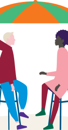 Twee bewoners in gesprek onder parasol