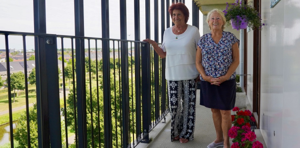 Twee dames staan op hun galerij in Ypenburg