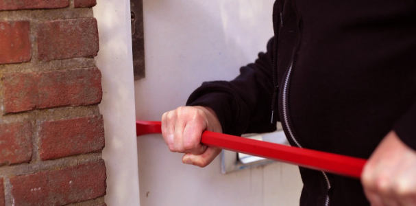 Iemand opent de deur met een breekijzer