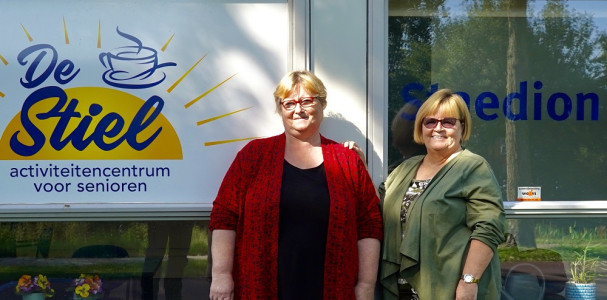 Vrijwilliger Frieda en bewoonster Ingrid voor De Stiel in de Stieltjesstraat