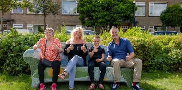 Bewoners op het mozaiekbankje dat net onthuld is