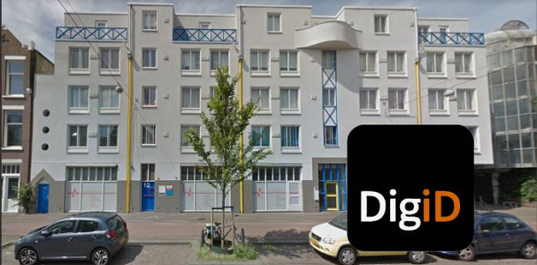 Een wooncomplex met het logo van DigiD