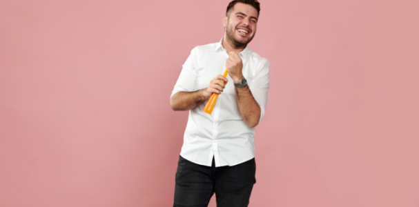 Collega Faruk opent een fles limonade