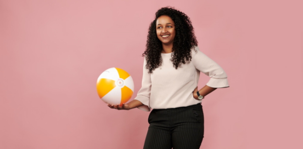 Helen heeft een strandbal in haar hand