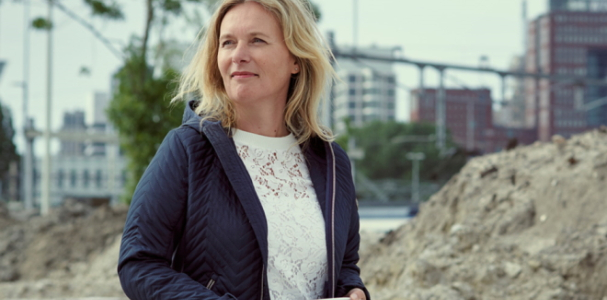 Collega Rianne op een bouwplaats