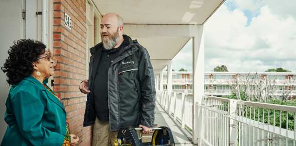 Monteur in gesprek met bewoner