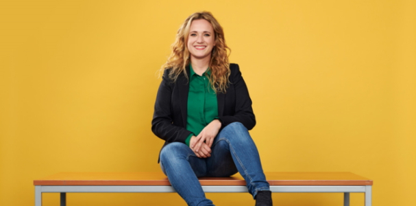 Willemijn zittend op een bankje