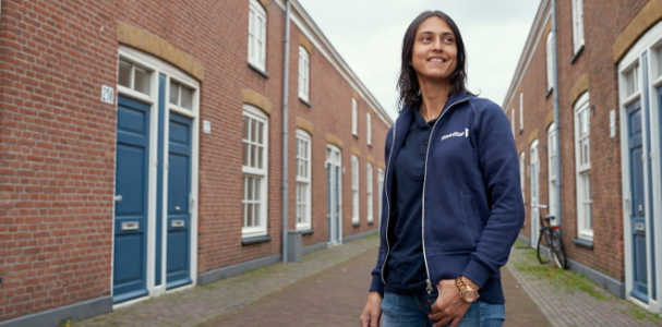 Complexbeheerder Chantal voor de woningen in Het Rode Dorp