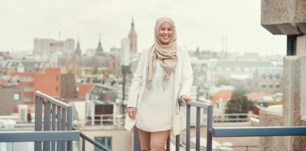 Medewerker Nasira met op de achtergrond de Haagse binnenstad