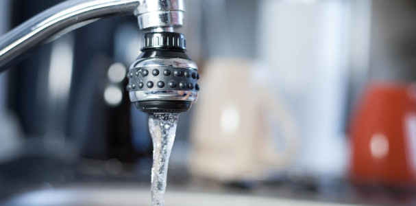 Een kraan waar water uit komt