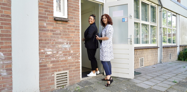 Collega's Serina en Caroline in de deuropening