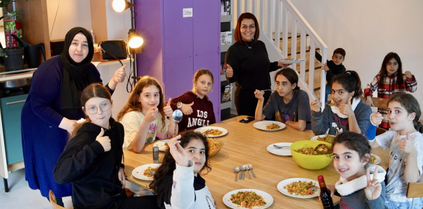 Gezamenlijk eten door de jeugd in Pandje 4