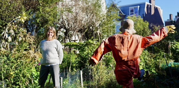 Marianne samen met vogelverschrikker in Spinozahof