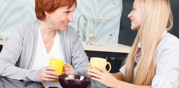 Twee vrouwen drinken een kopje thee