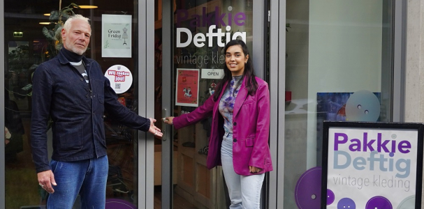 Carmin en Jeroen voor de deur van de winkel Pakkie Deftig