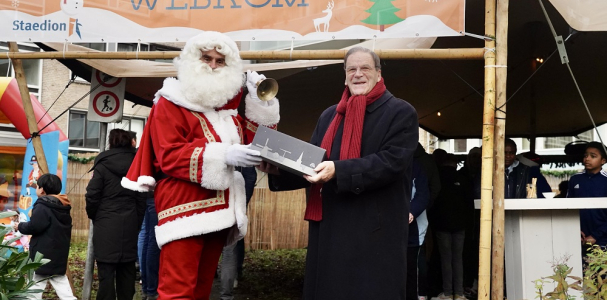 De heer Janssens ontvangt een pakket van de kerstman