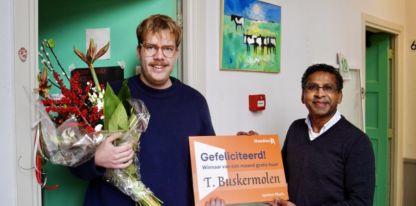 Tijmen ontvangt de cheque voor een maand gratis huur