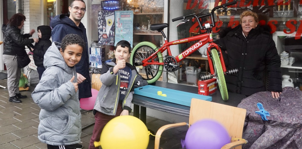 Kinderen bij het dobbelen tijdens het winterfeest
