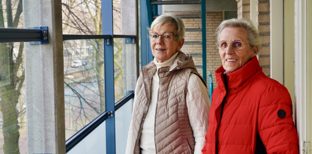 Thea en Joke op de galerij van Het Kleine Loo
