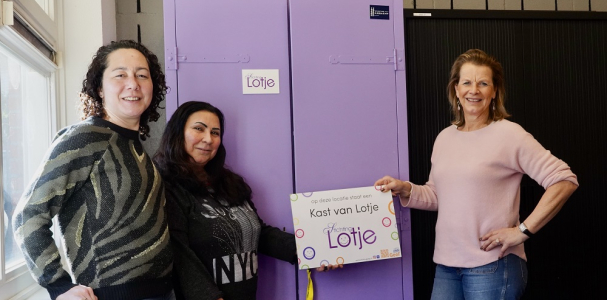 Els, Azam en Kiki bij de kast van Stichting Lotje