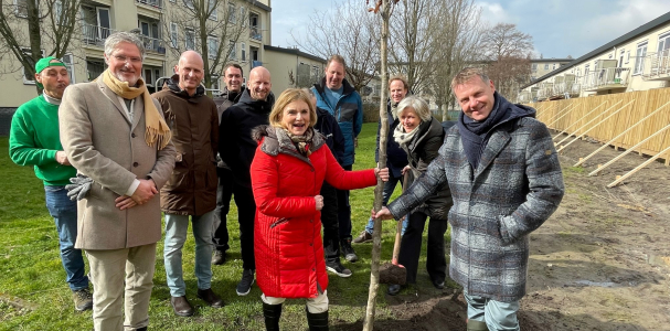 De ondertekenaars planten een boom
