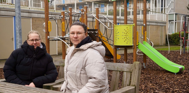 Vicky en Christa voor het speeltoestel in de tuin