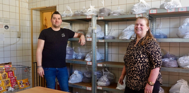 Vrijwilligers Jolanda en Robin bij de dierenvoedselbank