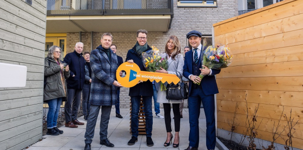 Bewoners nemen tijdens feestelijke oplevering sleutel in ontvangst