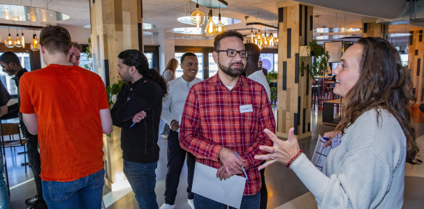 Friends leren elkaar kennen op evenement Staedion