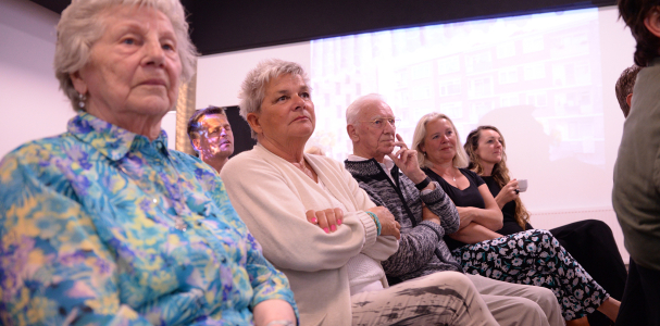 Bij de aftrap van de Woonzorgchallenge waren ook bewoners van de pilotlocatie Beresteinlaan, Den Haag Zuidwest aanwezig