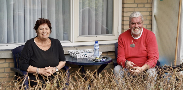 Tineke en Paul voor hun nieuwe woning in Loosduinen