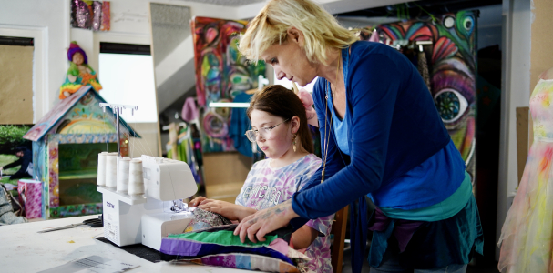 Sarah geeft Joanne naailes.