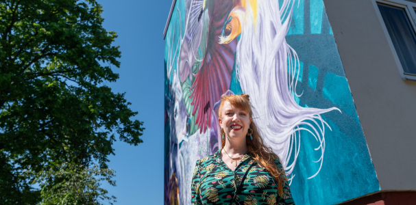 Kunstenaar Nina Valkhoff voor haar muurschildering
