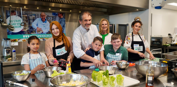 Kinderen en begeleiders in de kinderkeuken