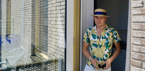 Rene in zijn nieuwe woning