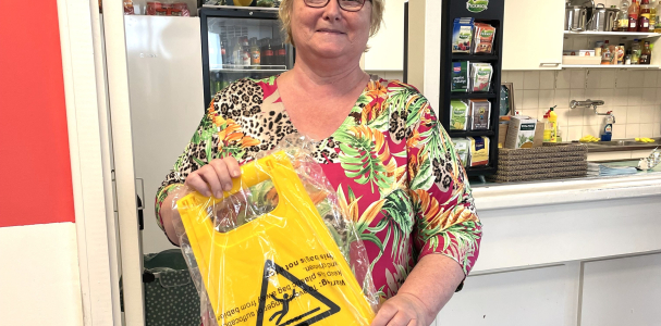 Frieda met spullen van de dweilkar