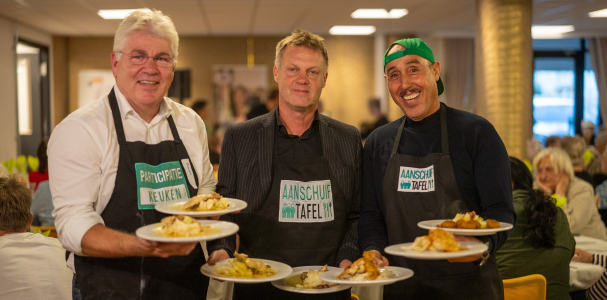 bestuurder Anton Constandse, Gijsbert van Herk bestuurder Staedion en Ben Lachhab van de Participatie Keuken