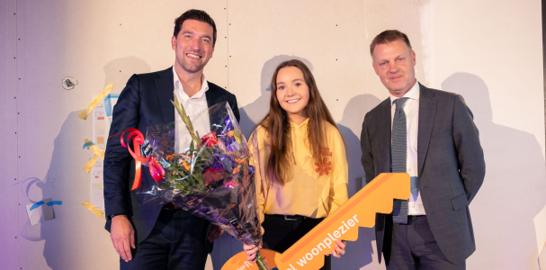 Eerste bewoner ontvangt sleutel van wethouder van Asten en Gijsbert van Herk