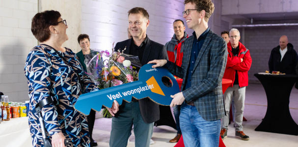 Bewoonster Yvon ontvang de symbolische sleutel