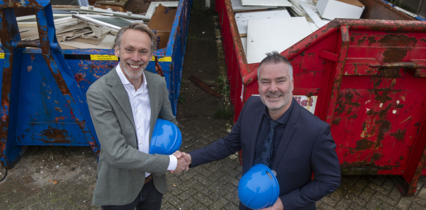 Dre Boidin van Staedion en Jeroen Broersma van Madaster schudden de hand