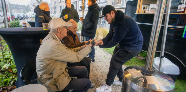 bewoners ontvangen koffie bij de kerstcaravan