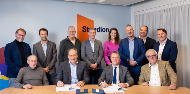 De bestuurders van Staedion en Omnia Wonen tekenden de overeenkomsten voor de verkoop
