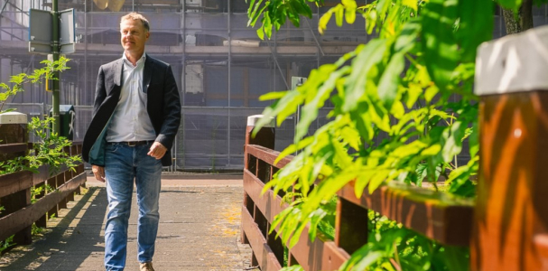 Gijsbert van Herk wandelt door de wijk