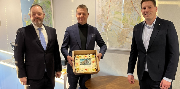 Wethouder van Kuppeveld, Gijsbert van Herk en Stefan Boere met taart tijdens ondertekening