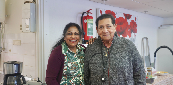 Irene en meneer Zaandam in de ontmoetingsruimte in de Bakhuizenstraat