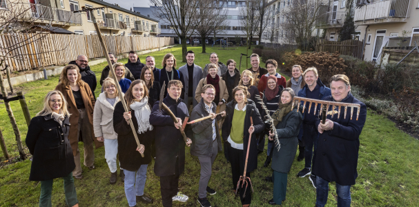 Groepsfoto in een binnentuin in Den Haag Zuidwest