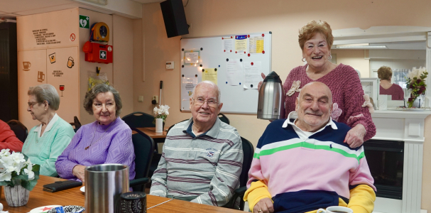 Bewoners aan de Pasteurstraat in de gemeenschappelijke ruimte