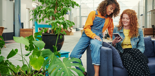 2 meiden op telefoon