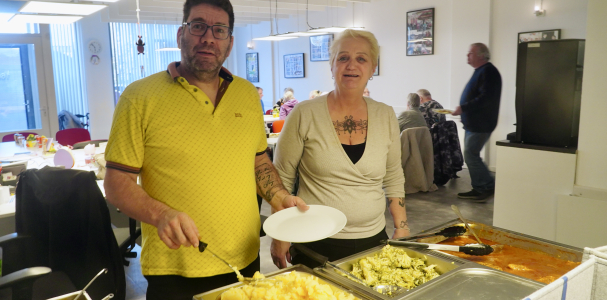 Eric en Roos bij het de maaltijd van BBD aan tafel